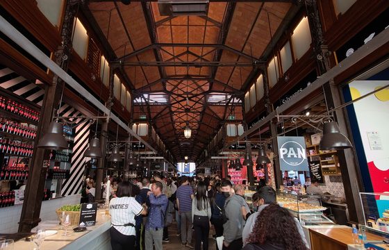 The central alley of the Mercado de San Miguel, stalls on both sides