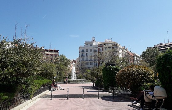 Plaza de Olavide, a residential square ringed by apartment blocks