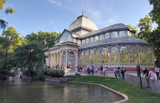 The Palacio de Cristal beside its lake in the Parque del Retiro