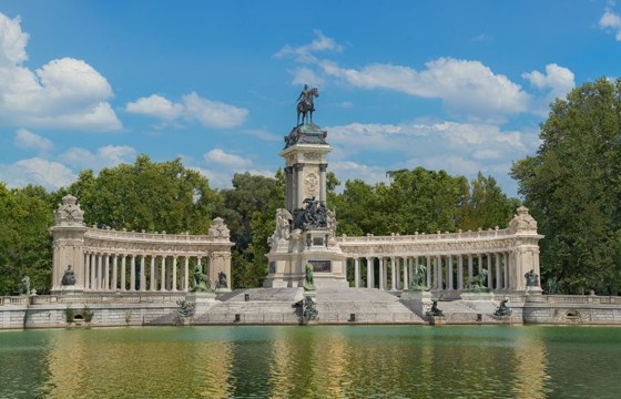 The boating lake in the Parque del Retiro with its colonnade behind