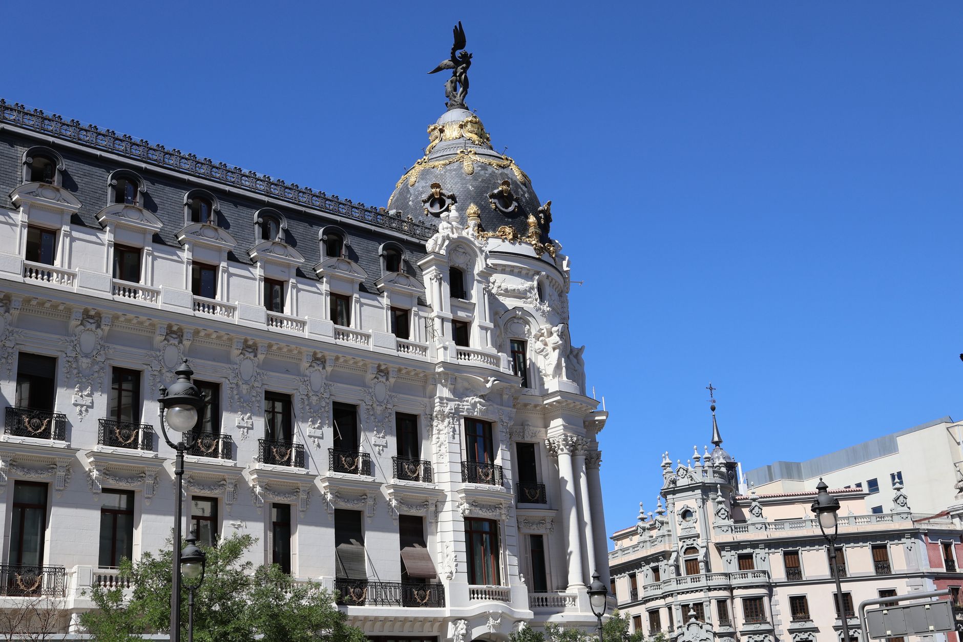 Stunning architectural details of Edificio Metrópolis in Madrid on a clear day