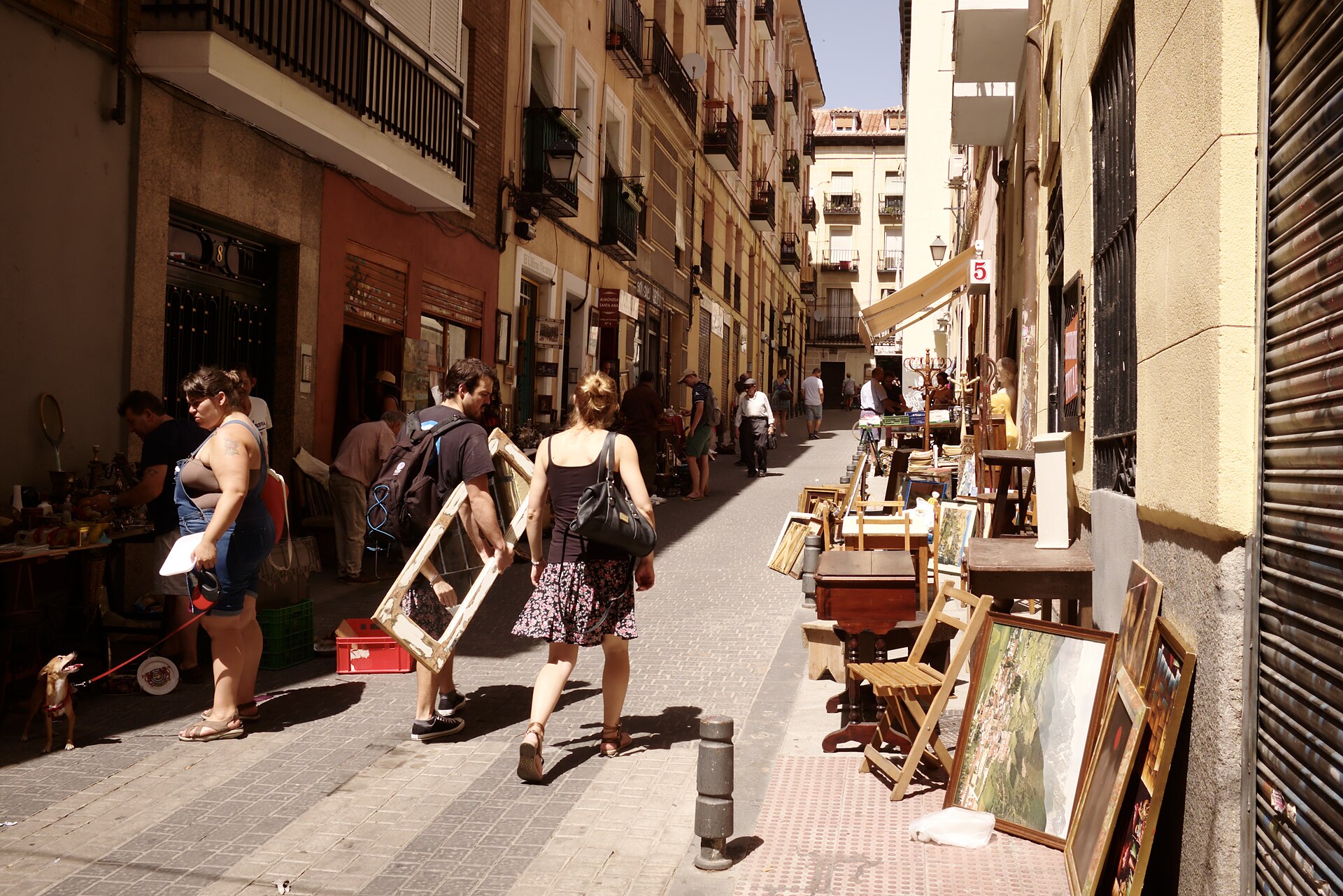 El Rastro de Madrid 53.jpg — illustrating What Is El Rastro, and How Does It Work in Madrid?