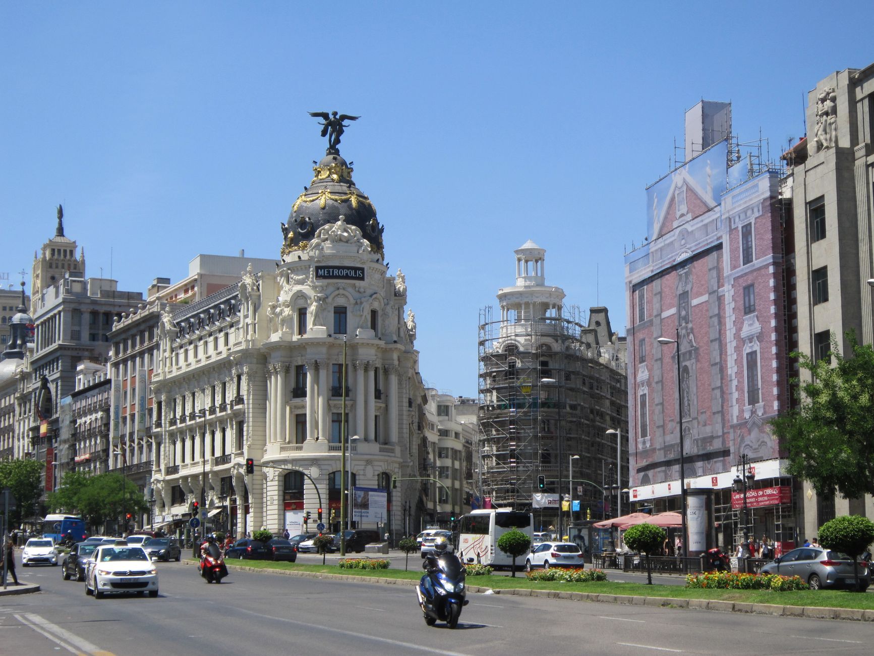 Street view of the Metropolis Building and Gran Vía in Madrid on a sunny day. — illustrating A First Visit to Madrid, in a Sensible Order