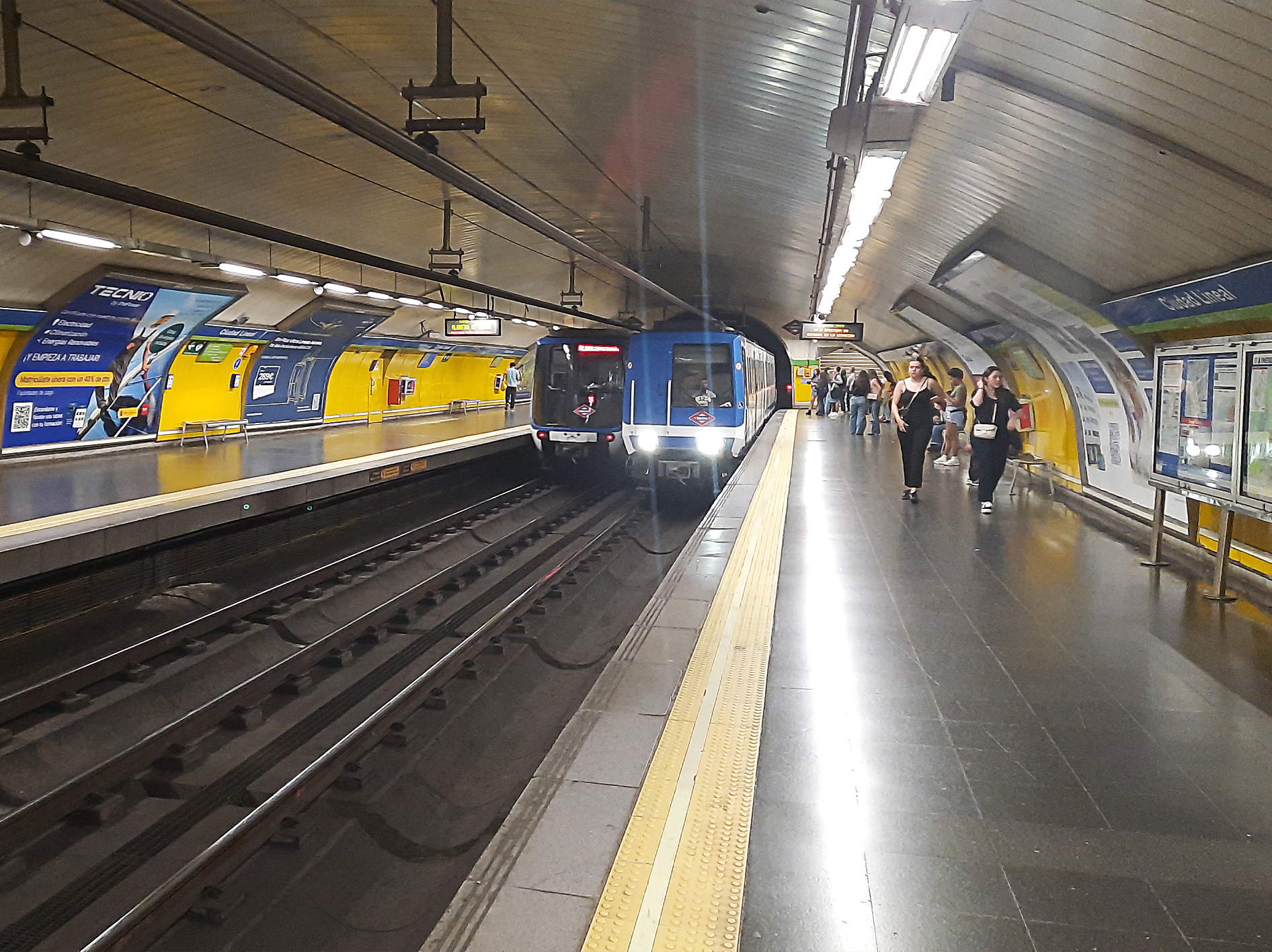 Platform of Ciudad Lineal station on Madrid Metro Line 5