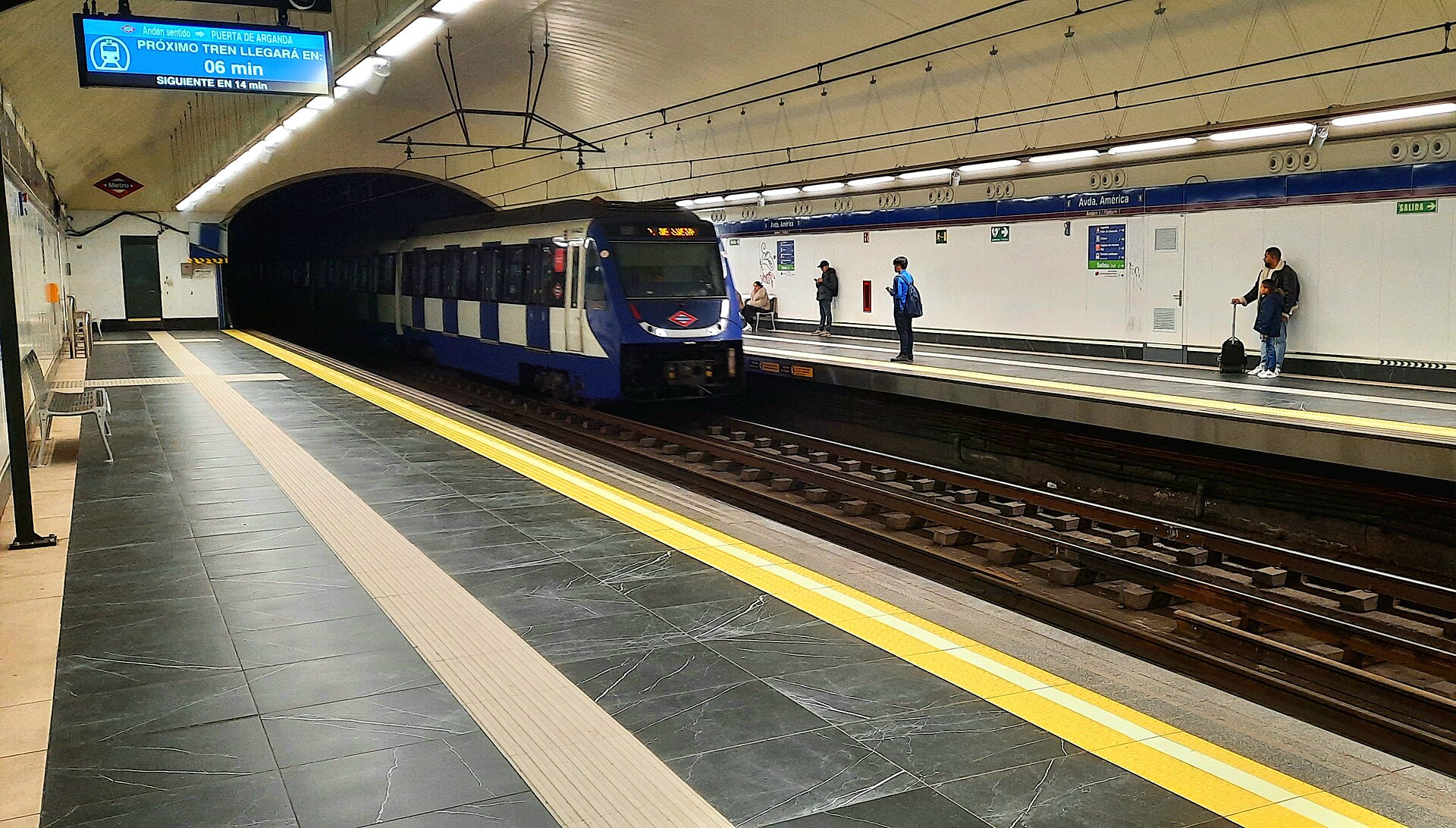 Madrid Metro Line 9 platform at Avenida de América station