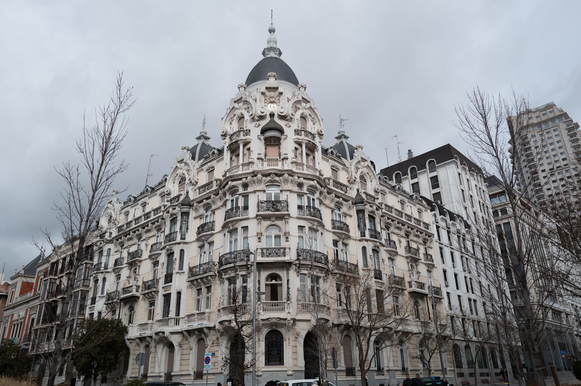 A view of the historic Edificio Grassy in Madrid showcasing its ornate architecture and urban setting