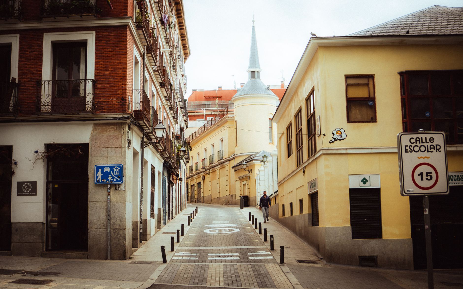 Charming narrow street with historic buildings in Madrid, Spain, under daylight. — illustrating How Is Madrid Divided Into Districts and Barrios?
