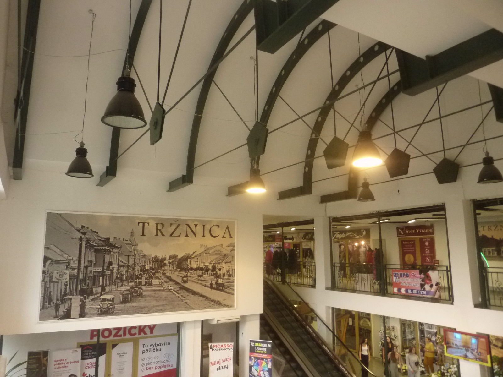 Interior of a modern market hall, with the entry hall ceiling seen from the upper floor
