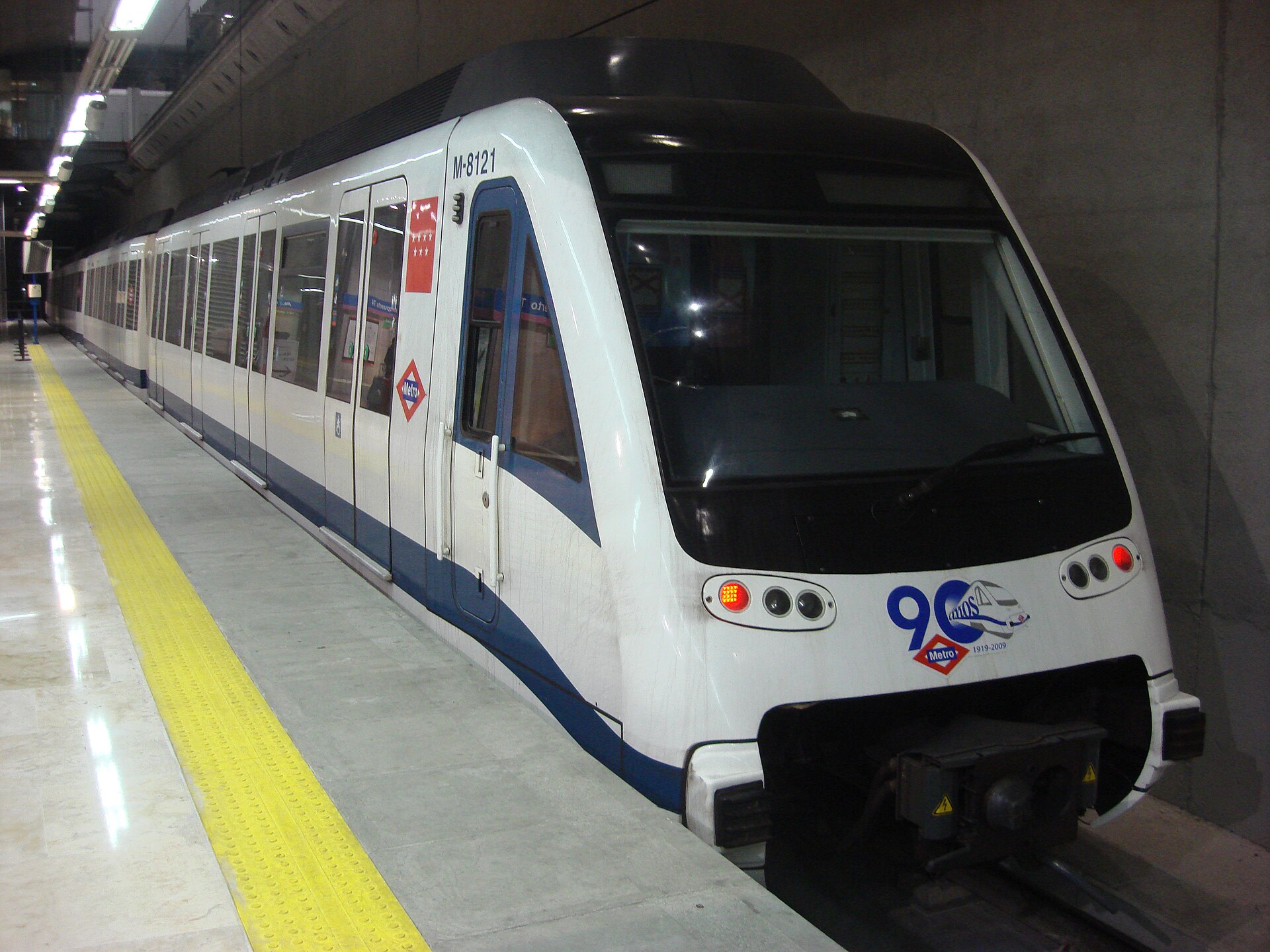 Platform and tunnel of a Madrid Metro station