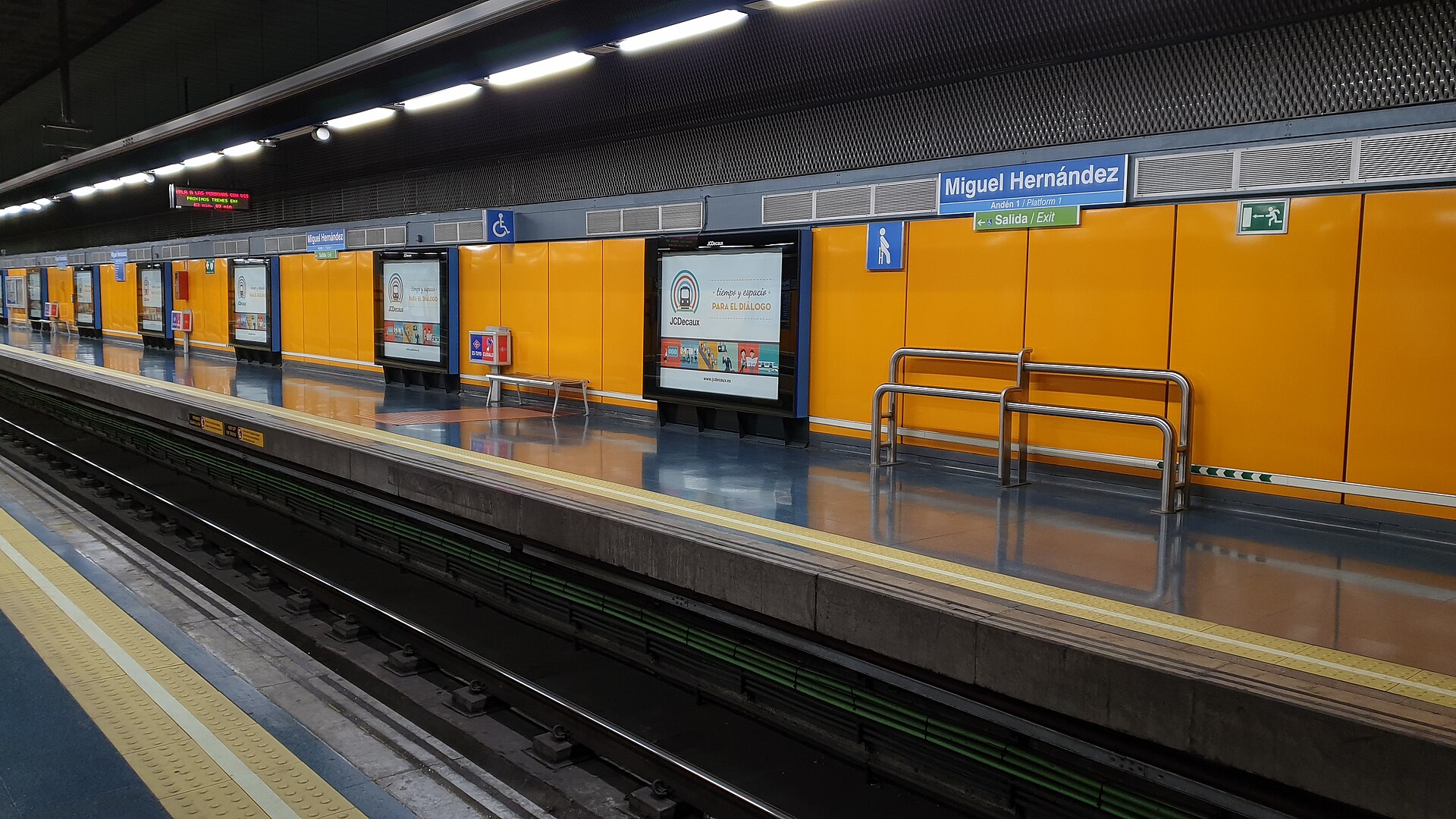 Platform 2 seen from the central platform of Miguel Hernández metro station, Madrid