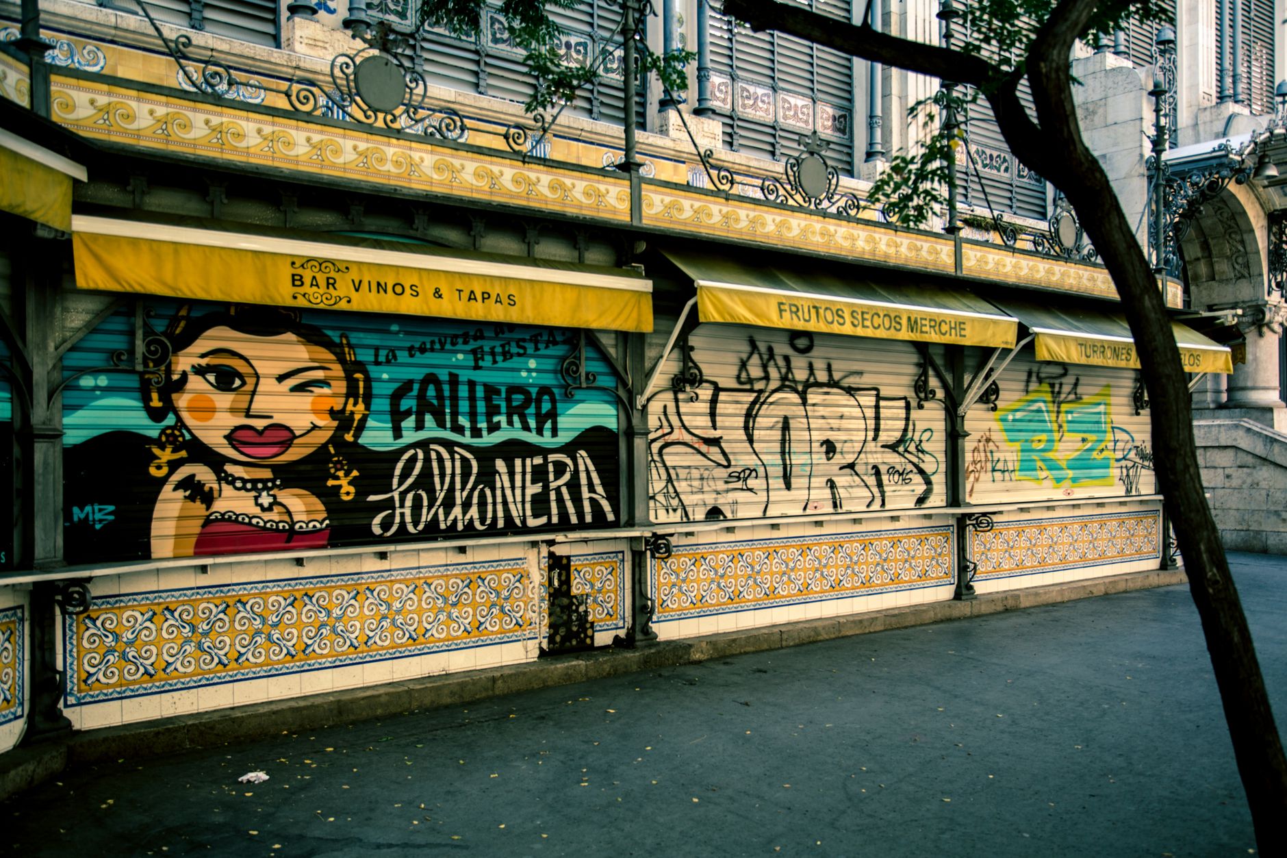 Vibrant street art decorates a building facade in Madrid, Spain, showcasing urban culture. — illustrating Madrid's Michelin Guide: Stars, Bib Gourmand and What They Mean