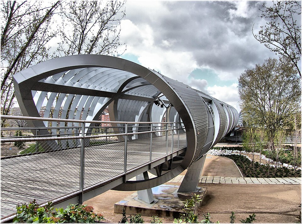 The steel Arganzuela footbridge in the Madrid Río park