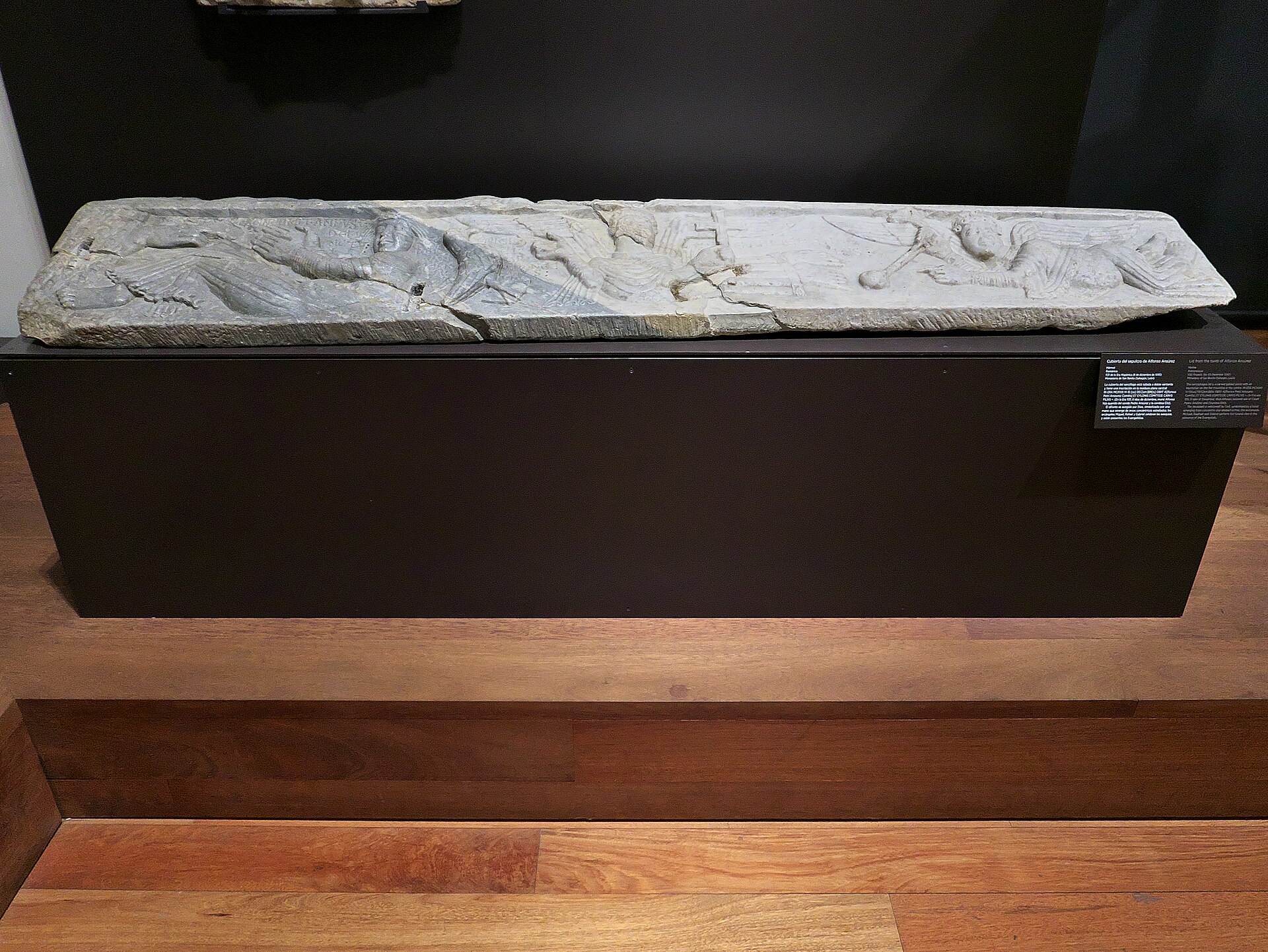 White marble sarcophagus lid of Alfonso Ansúrez at the Museo Arqueológico Nacional