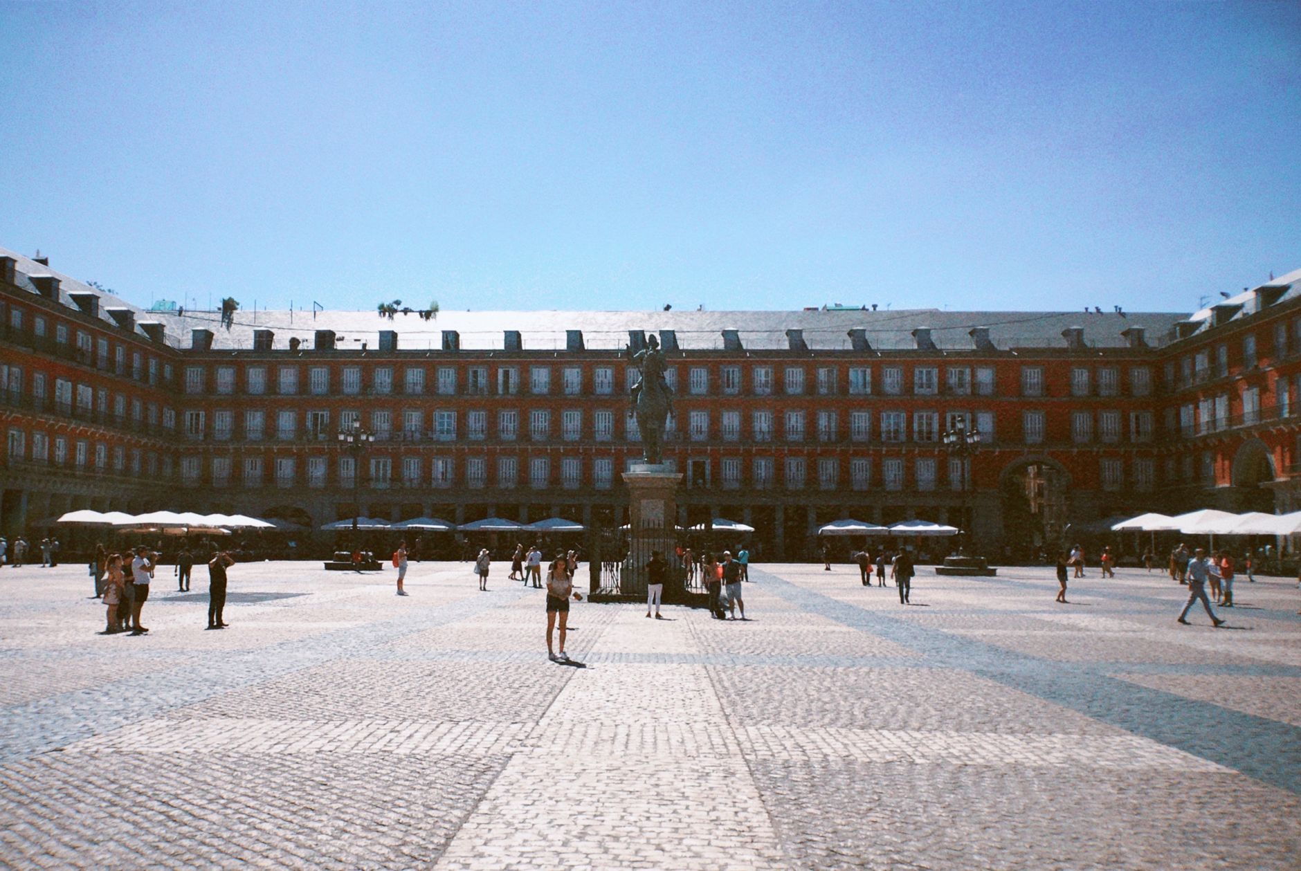 View of Plaza Mayor in Madrid with historical architecture, cobblestones, and tourists. — illustrating What Is the Museo Lázaro Galdiano in Madrid?