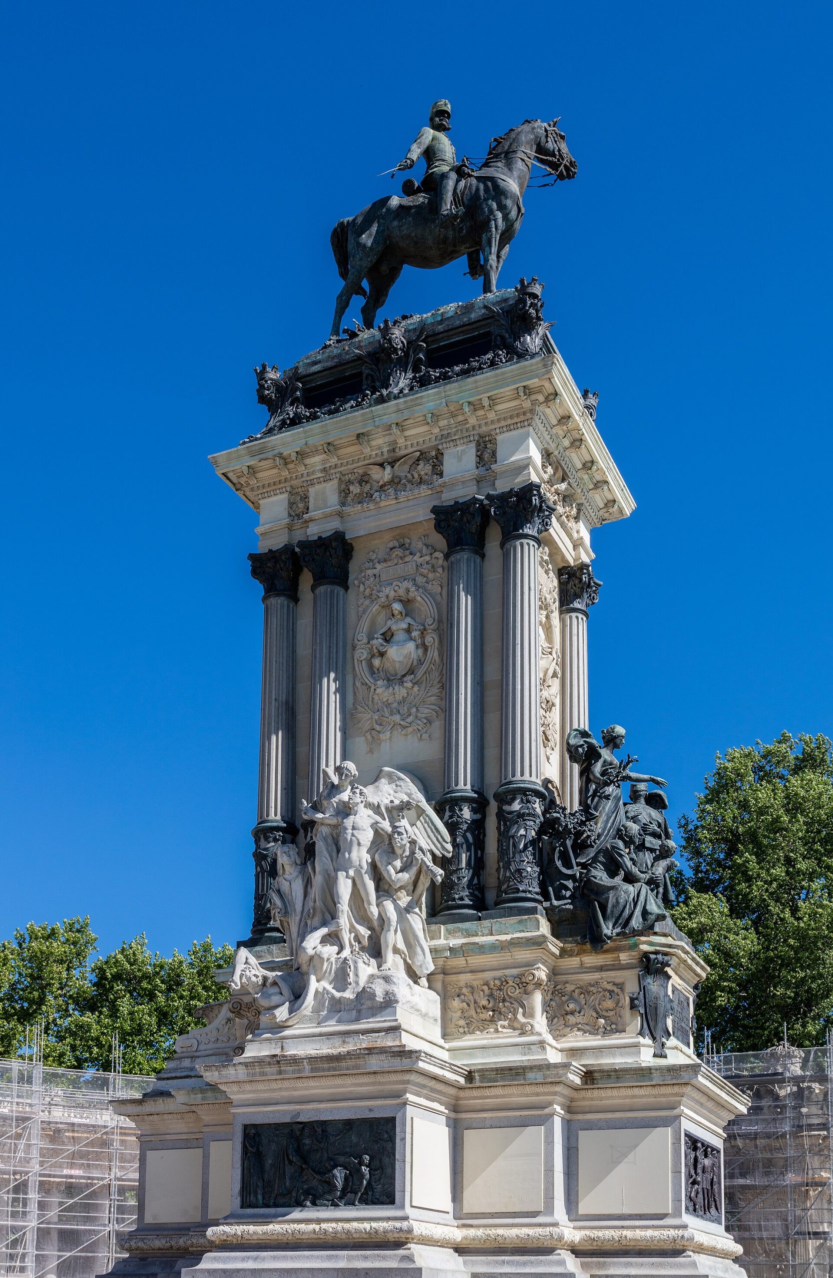 Monumento a Alfonso XII, Parque del Retiro, Madrid, España, 2017-05-18, DD 18.jpg