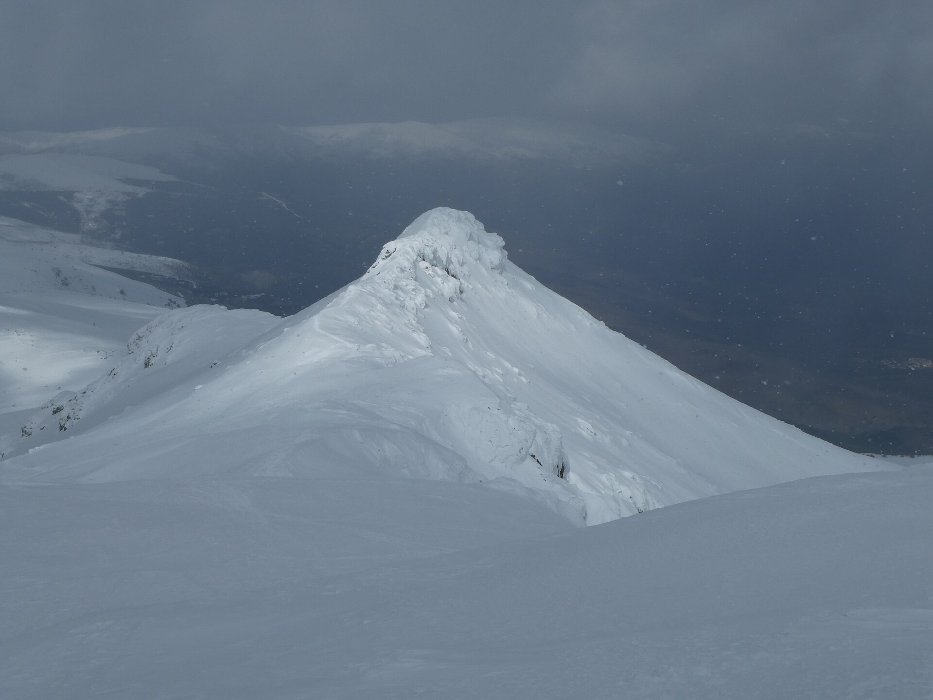 Risco de los Claveles in the Sierra de Guadarrama in winter snow and wind