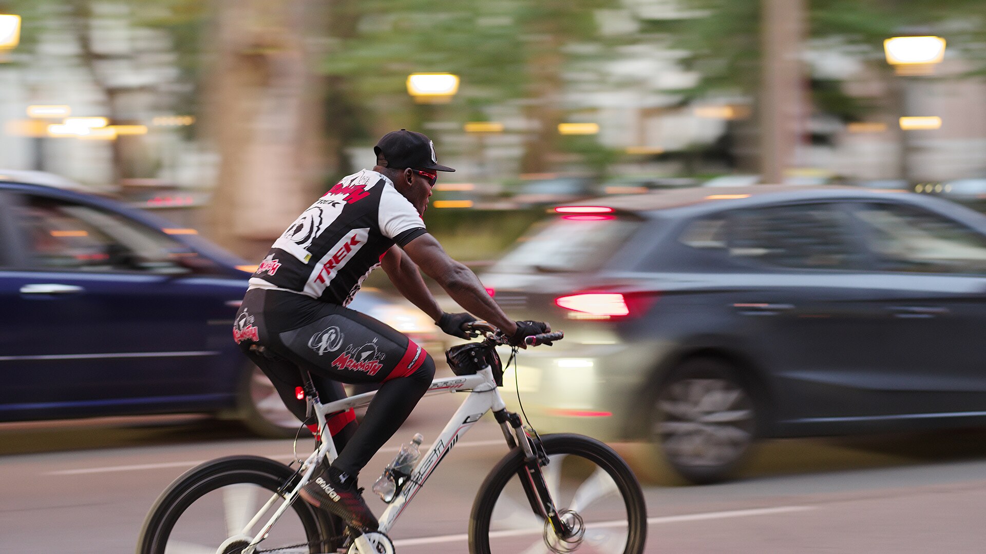 Ciclista - Paseo del Prado - Madrid 01.jpg — illustrating A Walking Route Along the Paseo del Prado, Madrid