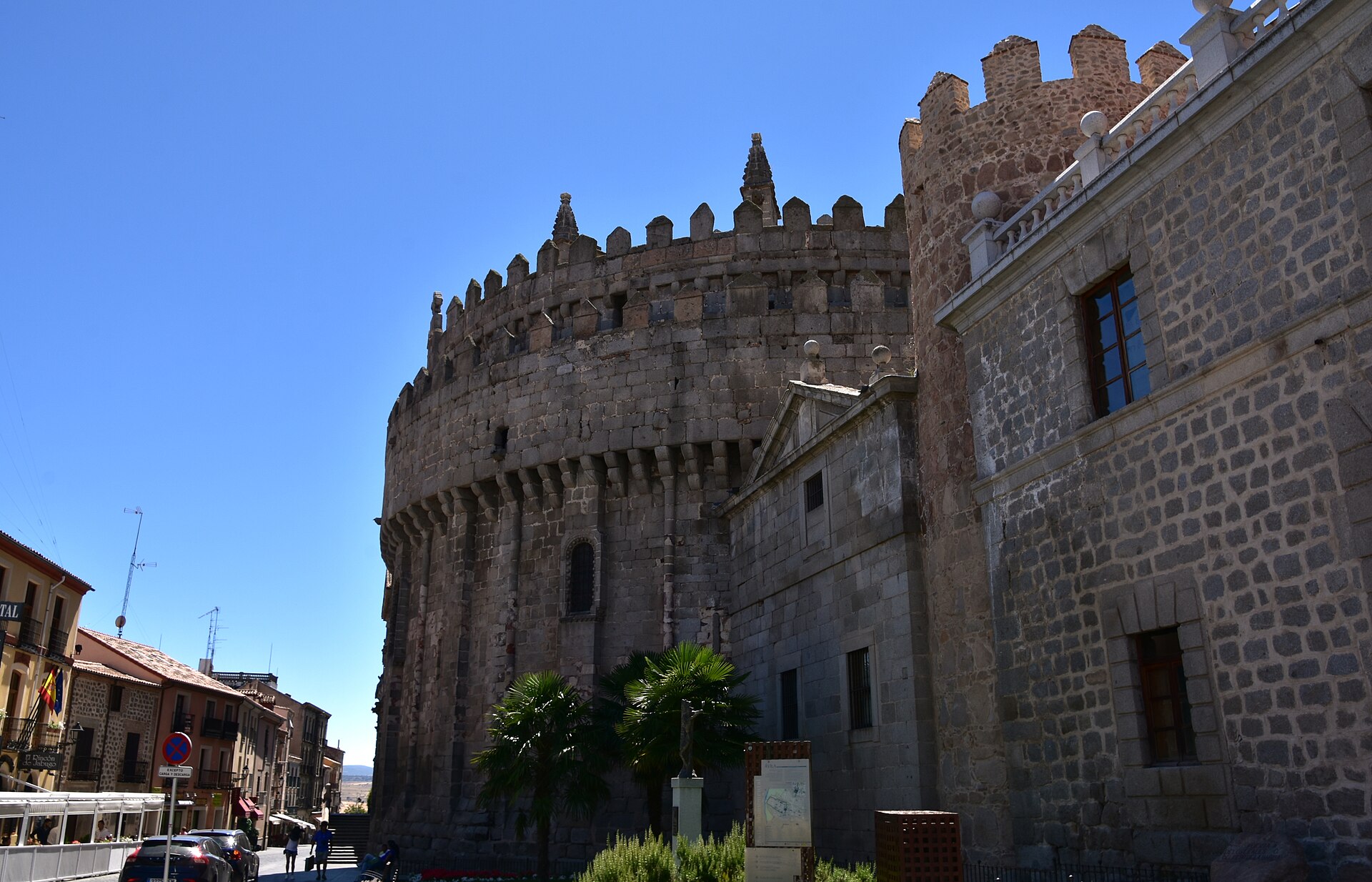Apse of cathedral of Avila forming part of defensive walls (28766737663).jpg
