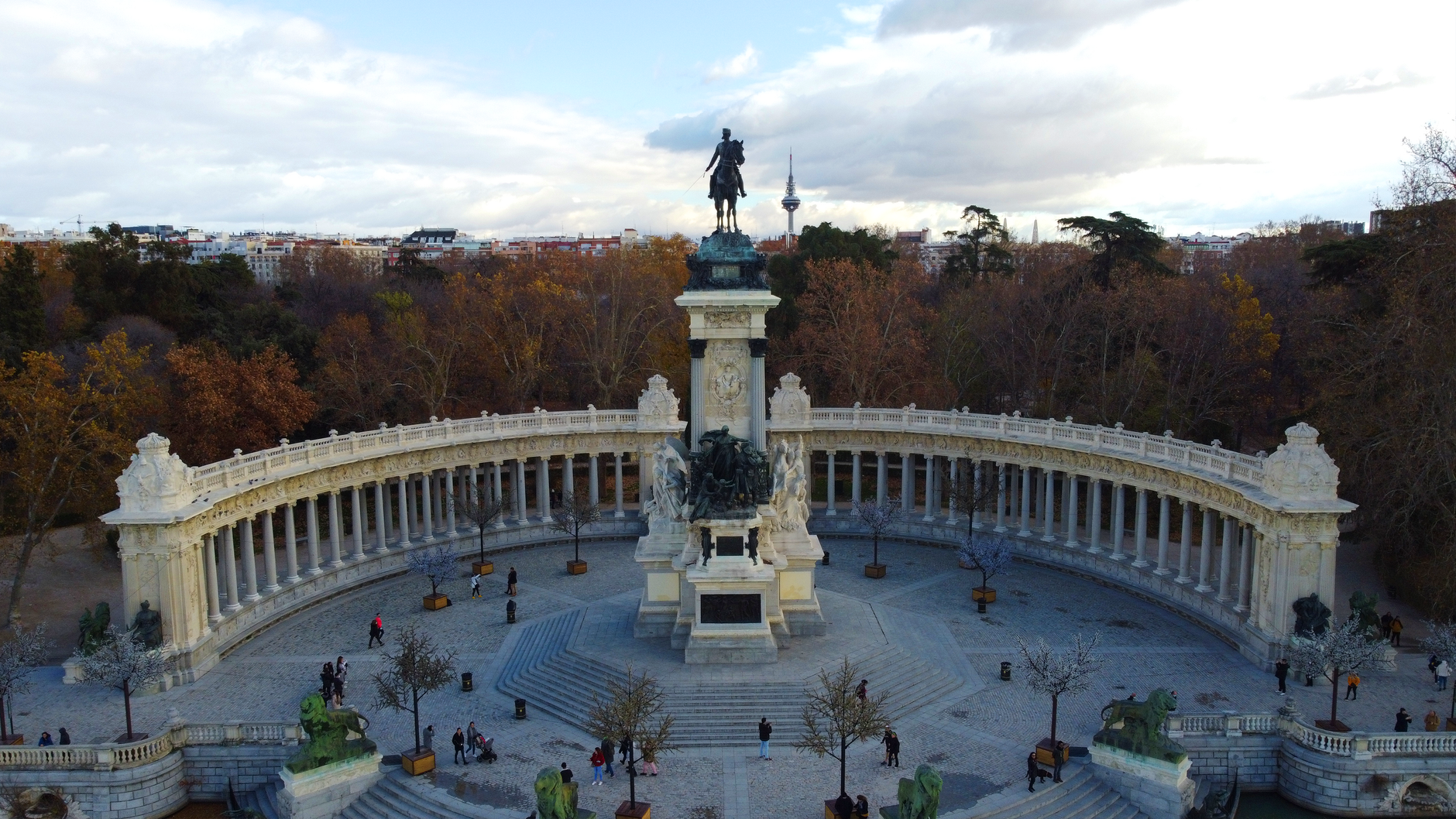Panoramic aerial shot of the Alfonso XII Monument in Parque del Buen Retiro, Madrid. — illustrating What Is in Parque del Retiro? A Complete Guide