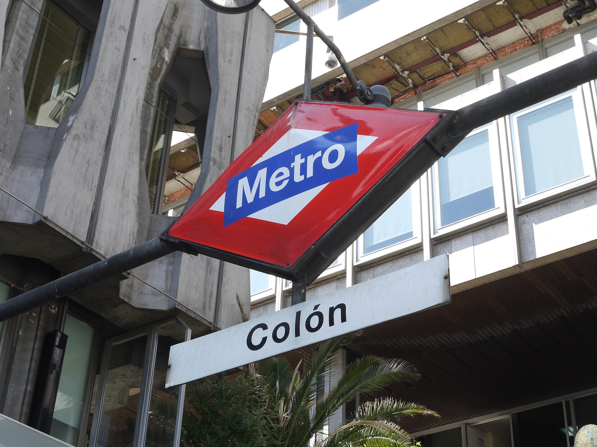 Detalle cartel Metro Colón Madrid